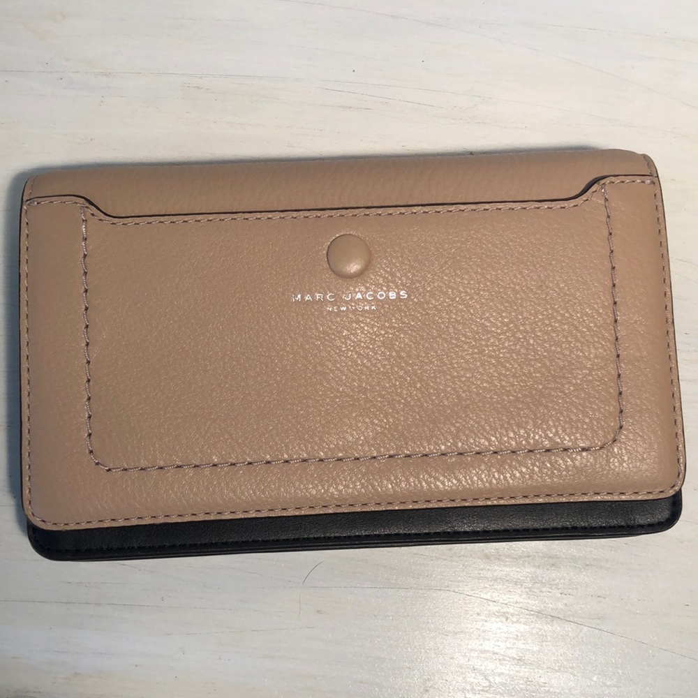 Marc Jacobs convertible crossbody/clutch tan/black